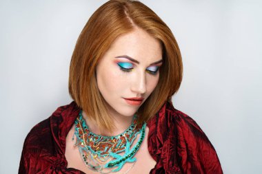 Yeni yaratıcı makyaj, kavramsal fikir. Yeşil gölgeler, canlı renkler grafik şekiller çizgiler, sanat kozmetik boyalar, renkli Kolye mücevher. yakın çekim fotoğraf. sanatsal boya cilt. mükemmel arcadia nane