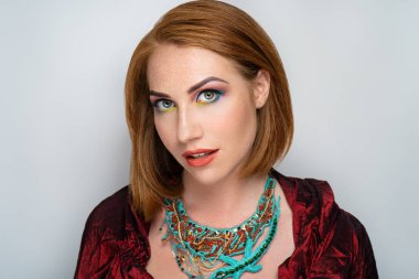 Yeni yaratıcı makyaj, kavramsal fikir. Yeşil gölgeler, canlı renkler grafik şekiller çizgiler, sanat kozmetik boyalar, renkli Kolye mücevher. yakın çekim fotoğraf. sanatsal boya cilt. mükemmel arcadia nane