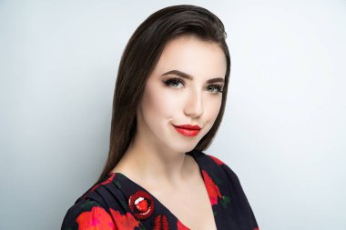 Retro tarzı makyaj, kavramsal fikir. Kahverengi gölgeler, canlı renkler grafik şekiller çizgiler, kozmetik boyalar, renkli mücevher kırmızı dudaklar. yakın çekim fotoğraf. sanatsal boya cilt. mükemmel gülümseme kırmızı dudaklar