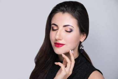 Güzel kız güzel bayan ile profesyonel makyaj, siyah okları dumanlı gözler, yakın çekim portre saç şekillendirme. Lüks canlı parlak kırmızı ruj parlak kozmetik makyaj renk. Fotoğraf kavramsal fikir