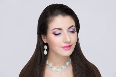 Yakın çekim portre profesyonel düğün makyaj, siyah okları ile güzel kız güzel bayan saç şekillendirme. Lüks yeni koyu kırmızı pembe renkli parlak kozmetik makyaj, parlak ruj. Fotoğraf kavramsal fikir