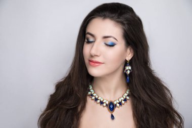 Güzel kız güzel bayan ile profesyonel akşam makyaj, siyah okları, yakın çekim portre yeni saç şekillendirme. Lüks mavi parlak şeftali ruj parlak kozmetik makyaj renk. Fotoğraf kavramsal fikir