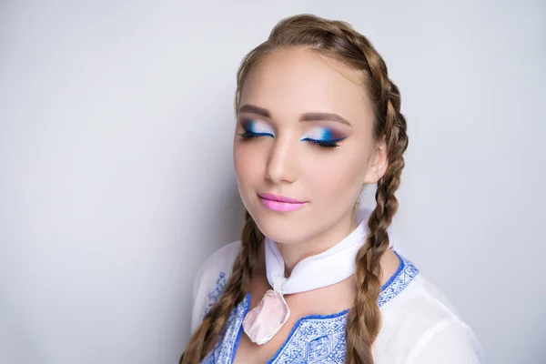 Hermosa Cara Mujer Cabello Trenzado Dos Largas Trenzas Invertidas Cuidado — Foto de Stock