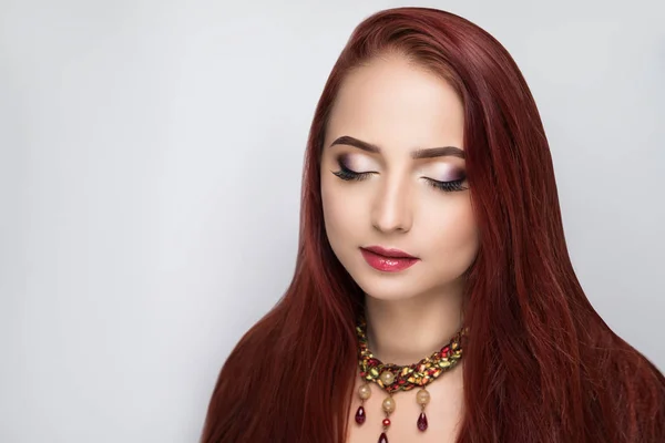 Hermosa Mujer Con Pelo Largo Perfecto Lujo Maquillaje Color Brillante — Foto de Stock