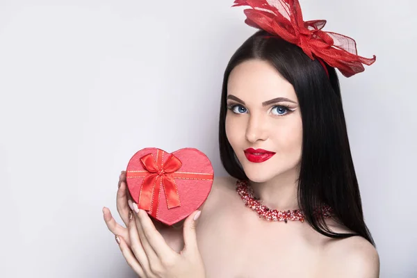 Szczęśliwy Walentynki Karty Kochanie Piękne Dziewczyny Kobieta Czerwonym Kapeluszu Przytrzymanie — Zdjęcie stockowe