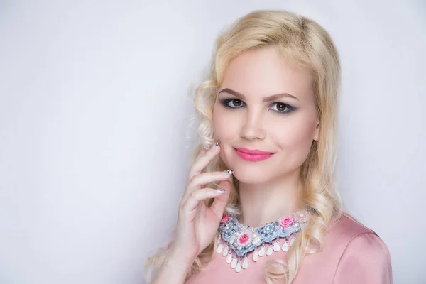 Mladá Sexy Dívka Sexy Žena Blond Vlasy Růžová Halenka Rudé — Stock fotografie