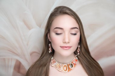 Yakın çekim portre profesyonel makyaj, kırbaç, kahverengi okları, güzel kız güzel bayanla uzun saç şekillendirme. Lüks yeni bej parlak ruj parlak kozmetik makyaj renk. Fotoğraf kavramsal fikir