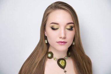 Yakın çekim portre profesyonel makyaj, kırbaç, kahverengi okları, güzel kız güzel bayanla uzun saç şekillendirme. Lüks yeni bej parlak ruj parlak kozmetik makyaj renk. Fotoğraf kavramsal fikir