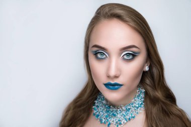 Güzel kadın Bayan kız uzun altın saçlı, yüksek kalitede boyama, Kuaför reklamlar, güzellik salonu. Şampuan veya saç bakım ürünleri reklam afiş. Büyük kolye, mavi boncuk mücevher taşları