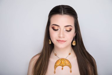 Güzel kız güzel Bayan, profesyonel makyaj, yakın çekim portre kirpiklere okları göz kaşları, uzun saç şekillendirme. Lüks yeni bej renk makyaj, parlak ruj parlak kozmetik. Fotoğraf kavramsal fikir