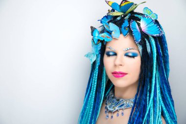 Kız kadın yaratıcı makyaj. Büyük kolye takı el yapımı boncuk p.kodu. Gölgeler yüzünü çizdim. Pembe koyu kırmızı dudaklar, gözler kalemi. Dreadlocks saç örgülü, mavi dizeleri. Kafa aksesuar dreads