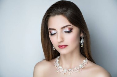 Güzel kız güzel bayan ile profesyonel düğün makyaj, siyah okları, yakın çekim portre saç şekillendirme. Lüks yeni bej pembe parlak ruj parlak kozmetik makyaj renk. Fotoğraf kavramsal fikir