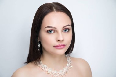 Güzel kız güzel bayan ile profesyonel düğün makyaj, siyah okları, yakın çekim portre saç şekillendirme. Lüks yeni bej pembe parlak ruj parlak kozmetik makyaj renk. Fotoğraf kavramsal fikir