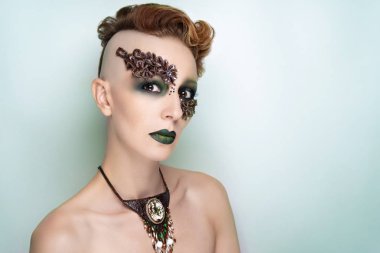 Sanat fikir. Yüksek moda glamour hanımefendi kadın Studio, güzellik moda makyaj ile seksi kız portresi poz renkli parlak ışıklar içinde. Dantel tasarım, canlı yeşil siyah kahverengi makyaj. gri arka planı