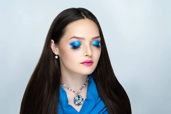 Mujer Joven Chica Maquillaje Brillante Sombras Multicolores Labios Carmesí Lápiz — Foto de Stock