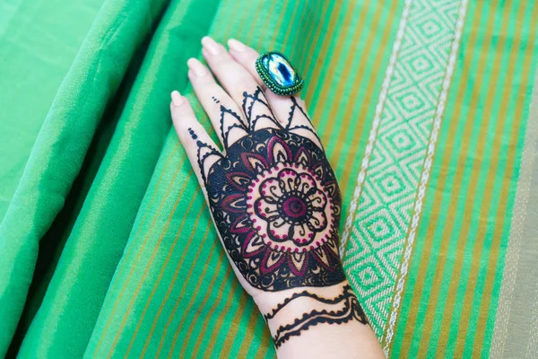 Desenhar Henna Mandala Imagem Oriental Mão Mulher Dedos Bandeira Horizontal — Fotografia de Stock