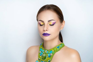 Yeni yaratıcı makyaj, kavramsal sanat fikir. kaptırdın, canlı renkler grafik şekiller çizgiler, kozmetik boyalar, kolye mücevher. yakın çekim fotoğraf. sanatsal boya cilt. gözleri mükemmel düz çizgiler