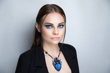 Genç kız güzel bir ceket bir cinsel çıplak vücut seksi giydi. Saç sıkı iki iplikçik piyasaya bağlı. Etkileyici akşam makyaj mavi siyah gözleri smokey, çıplak ruj, doğal dudak bej renkli dudak