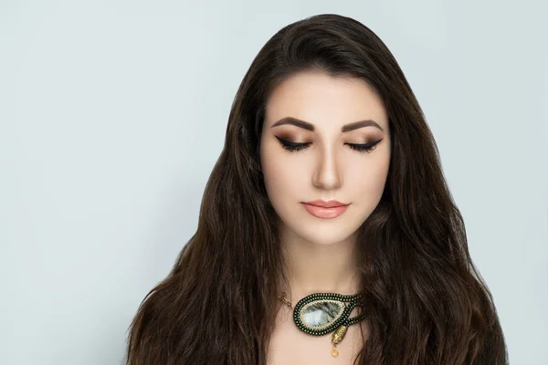 Retrato Cerca Bella Dama Con Maquillaje Noche Profesional Flechas Negras — Foto de Stock