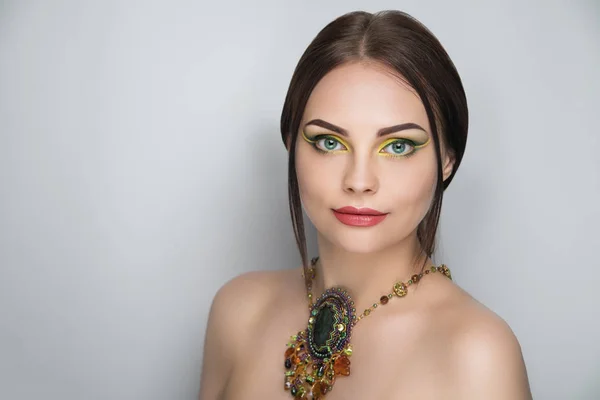 Junge Schöne Mädchen Tragen Massive Halskette Magischer Handgemachter Schmuck Sexy — Stockfoto