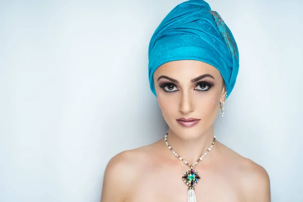 Junges Schönes Mädchen Das Einen Blauen Orientalischen Schal Den Kopf — Stockfoto