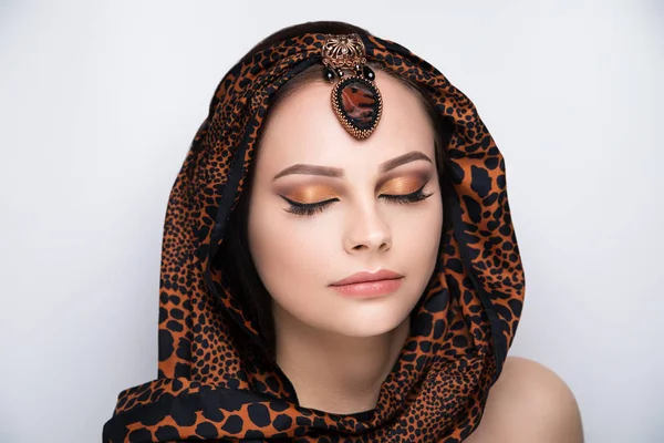 Junges Schönes Mädchen Mit Orientalischem Schal Den Kopf Gewickelt Magische — Stockfoto