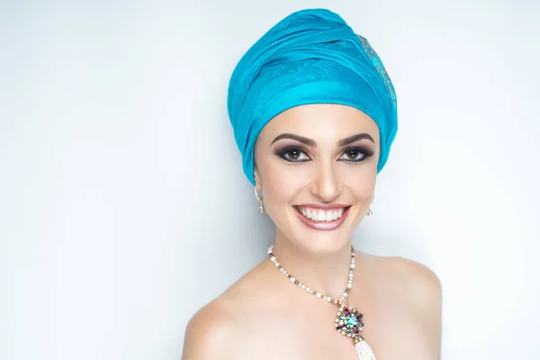 Schönes Mädchen Orientalisches Aussehen Gesicht Perfekte Schneeweiße Lächeln Mode Blauer — Stockfoto