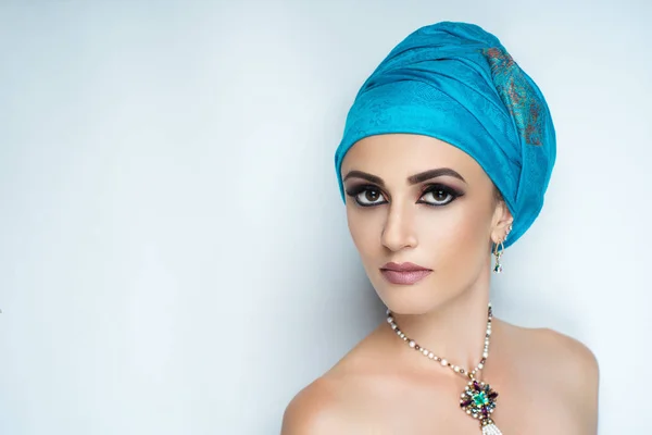 Junges Schönes Mädchen Das Einen Blauen Orientalischen Schal Den Kopf — Stockfoto