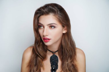 Yakın çekim portre profesyonel makyaj, kahverengi okları, birim dalgalı saç şekillendirme esmer güzel bayan. Yeni canlı renk makyaj parlak koyu kırmızı ruj parlak kozmetikler. Fotoğraf yatay banner