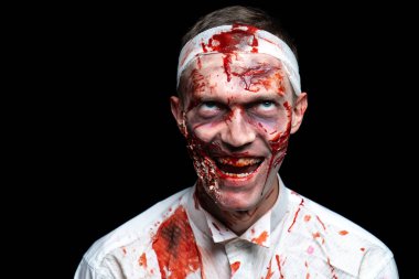 Çılgın zombi korku makyaj. Lanet ter ile beyaz gömlek yüz yüze. Yara izleri, gerçekçi sanat makyaj derin çizikler. bir sopayla dayak yeniden şeritli bandaj başıdır. Cadılar Bayramı partisi için yatay banner