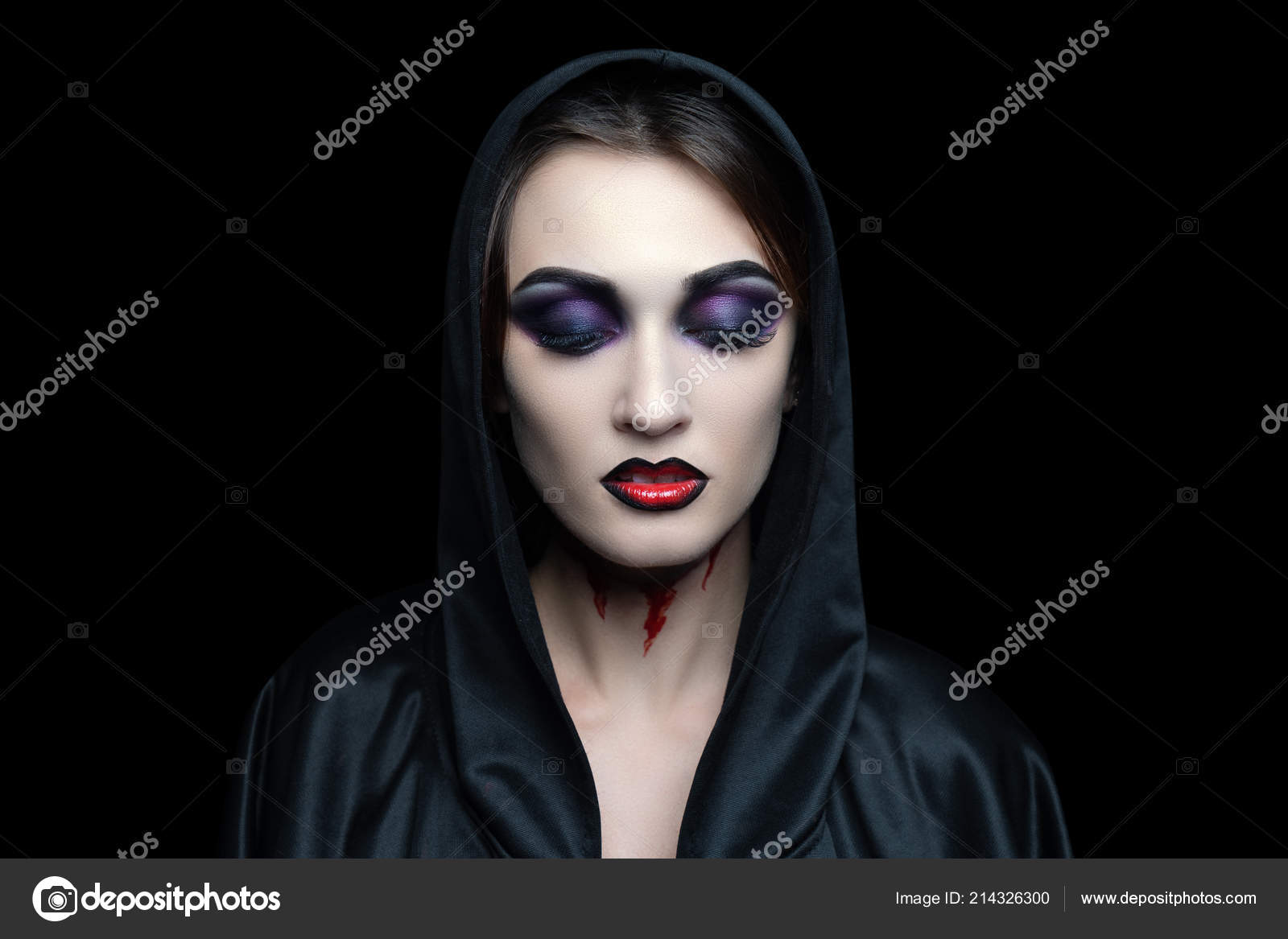 Halloween retrato de uma garota vampira com lágrimas de sangue de maquiagem  branca no horror da rua da cidade