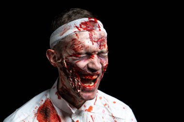 Çılgın zombi korku makyaj. Lanet ter ile beyaz gömlek yüz yüze. Yara izleri, gerçekçi sanat makyaj derin çizikler. bir sopayla dayak yeniden şeritli bandaj başıdır. Cadılar Bayramı partisi için yatay banner