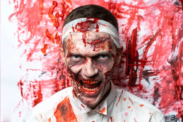 Сумасшедший Зомби Ужастик Человек Белой Рубашке Окровавленным Потом Шрамы Глубокие — стоковое фото