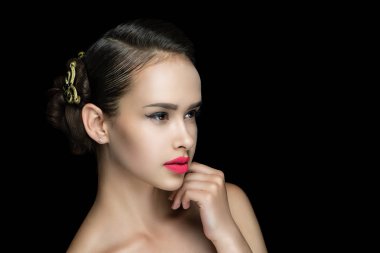 Güzel bir akşam saç modeli, makyaj kız. Saç-do toplanan, bir güzellik salonu dekore edilmiştir. Kalıcı makyaj saç bakım ürünleri saç spreyi güçlü fiksasyon, mus, saç şekillendirme köpük, saç stili fiksasyon jel