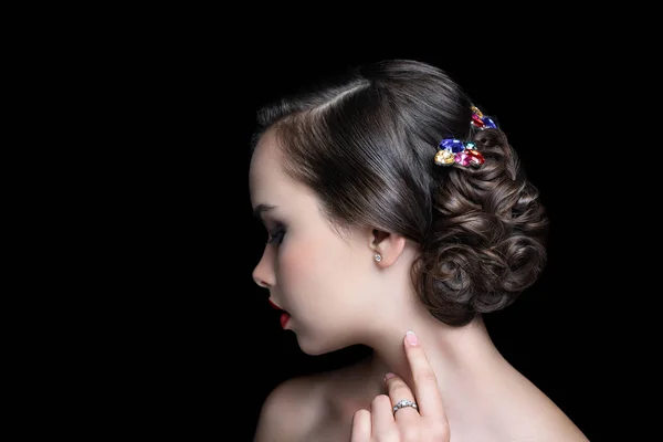 Κορίτσι Όμορφη Βραδιά Χτένισμα Μακιγιάζ Μαλλιά Συλλέγονται Διακοσμημένα Ένα Σαλόνι — Φωτογραφία Αρχείου