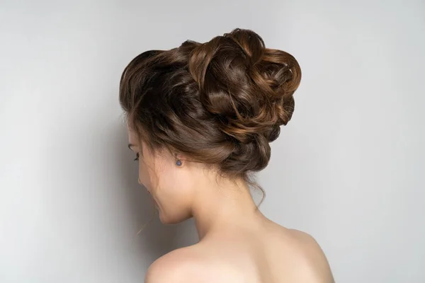 Dívka Krásnou Večerní Účes Vlasy Jsou Shromažďovány Zdobené Salonu Krásy — Stock fotografie