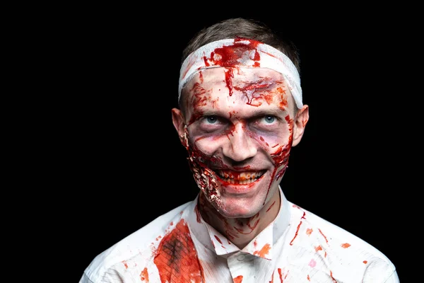 创意艺术化妆万圣节之夜 人脸上涂上化妆品 伤口流血拍打白衬衫 可怕的僵尸 绷带在他的头上 变成一个可怕的噩梦恐怖党 — 图库照片