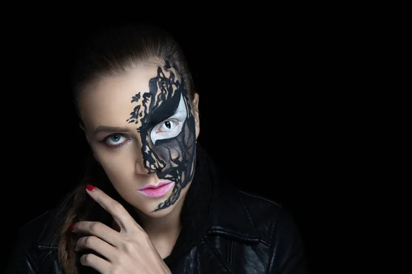 狂気のハロウィーン パーティーのための創造的なメイクは 黒い線を描く縞 大きな白い目 半分顔夜化粧ピンクの魅力口紅 休日のためオリジナルのアイデア 専門的な概念 若いセクシーな女の子 — ストック写真