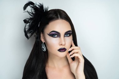 Profesyonel koyu makyaj güzel siyah saçlı seksi kız. Kalın saç saç uzatma, boyama, saç-do bakım ürünleri şampuan. El yapımı boncuk takı, el yapımı mücevherler. Yeni yatay banner