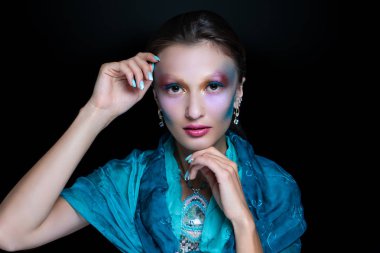 Güzel deniz kızı kız esmer saçlı. Profesyonel makyaj sanatçı Makyaj, uygulamak farklı görüntüler. Pembe Mavi gümüş su perisi Kozmetik tarafından açın. Yaratıcı vücut sanatı, kişisel tarzı vizyonu