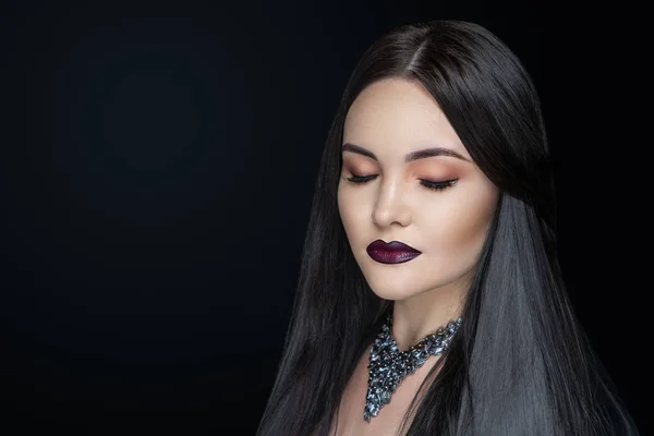 Chica Sexy Con Hermoso Pelo Negro Maquillaje Oscuro Profesional Extensiones — Foto de Stock