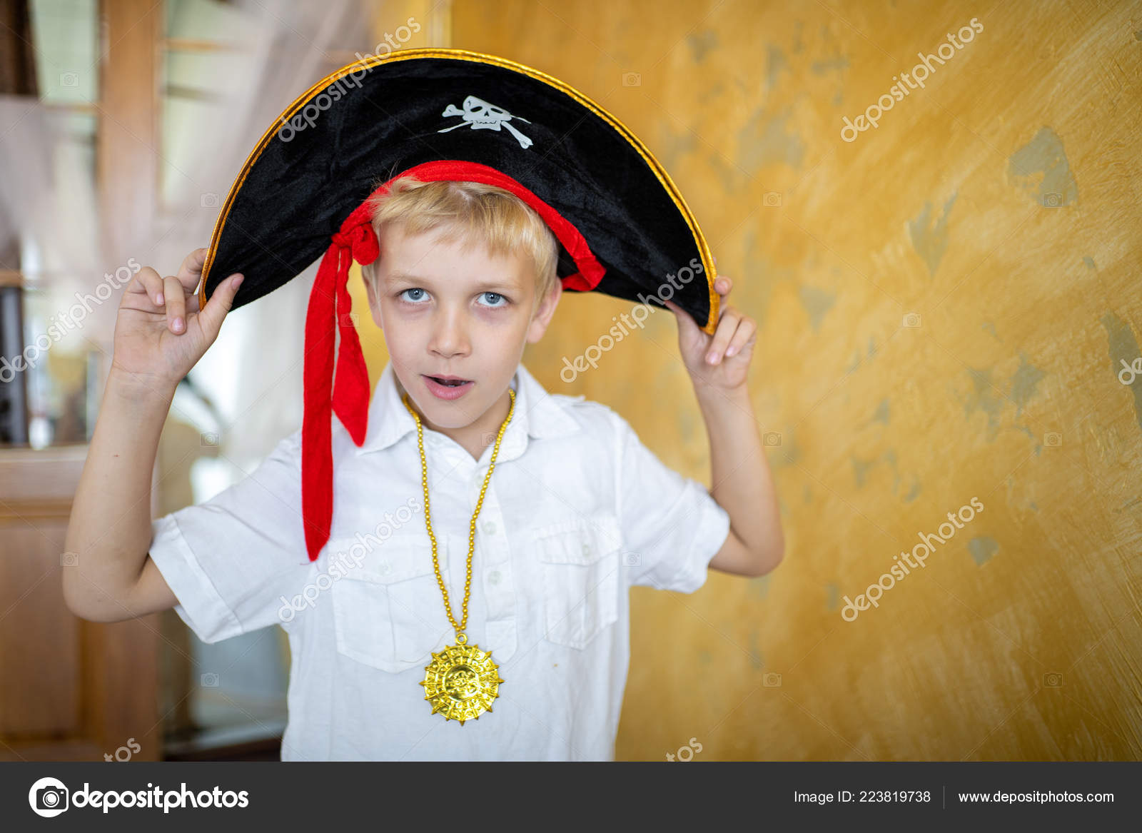 Menino Na Fantasia Pirata Do Halloween Imagem de Stock - Imagem de