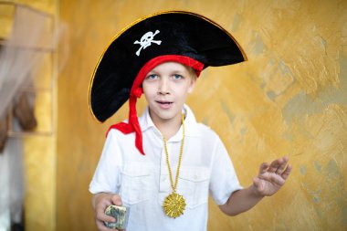 Çocuk korsan Cadılar Bayramı tatil için hazırlanıyor. Büyük korsan şapka bir geminin kaptanı, Erkek rolü bir kostüm partisi çocuk holiday adlı. Eğlenceli ve iyi bir ruh hali için duygular. Stüdyo duvar yatay banner