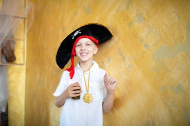 Çocuk korsan Cadılar Bayramı tatil için hazırlanıyor. Büyük korsan şapka bir geminin kaptanı, Erkek rolü bir kostüm partisi çocuk holiday adlı. Eğlenceli ve iyi bir ruh hali için duygular. Stüdyo duvar yatay banner