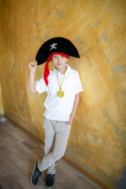 Çocuk korsan Cadılar Bayramı tatil için hazırlanıyor. Büyük korsan şapka bir geminin kaptanı, Erkek rolü bir kostüm partisi çocuk holiday adlı. Eğlenceli ve iyi bir ruh hali için duygular. Stüdyo duvar yatay banner