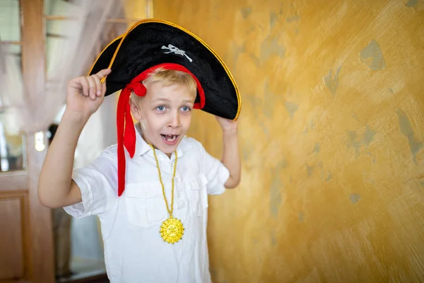 Boy Pirate Preparing Holiday Halloween Big Pirate Hat Captain Ship — Stock Photo, Image