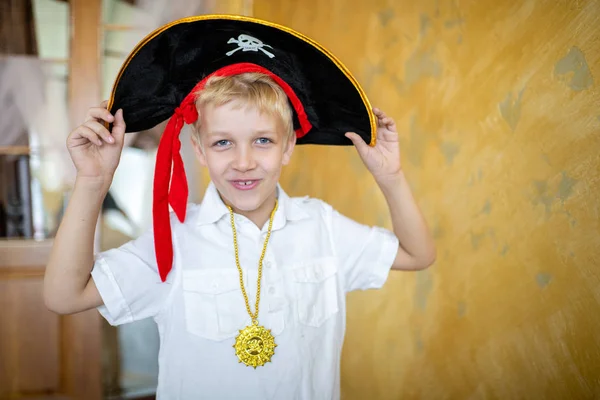 Çocuk korsan Cadılar Bayramı tatil için hazırlanıyor. Büyük korsan şapka bir geminin kaptanı, Erkek rolü bir kostüm partisi çocuk holiday adlı. Eğlenceli ve iyi bir ruh hali için duygular. Stüdyo duvar yatay banner