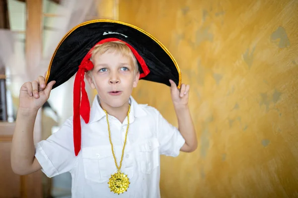 Boy Pirate Preparing Holiday Halloween Big Pirate Hat Captain Ship — Stock Photo, Image