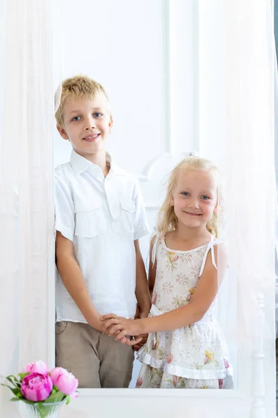 Schöner Junge Und Schönes Mädchen Halten Händchen Perfektes Familienfoto Liebe — Stockfoto