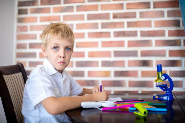 Kleine Jongen Zit Aan Tafel Krom Hij Verrast Wordt Boos — Stockfoto